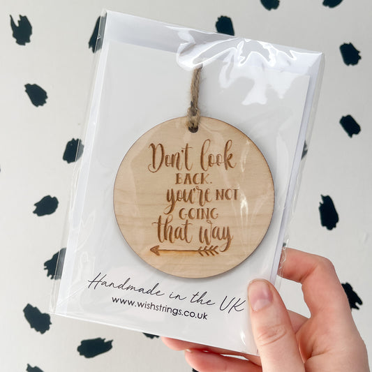 DON'T LOOK BACK, WOODEN DECORATION - S031